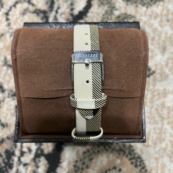 BURBERRY WATCH (10/10) - Picture 2 of 7